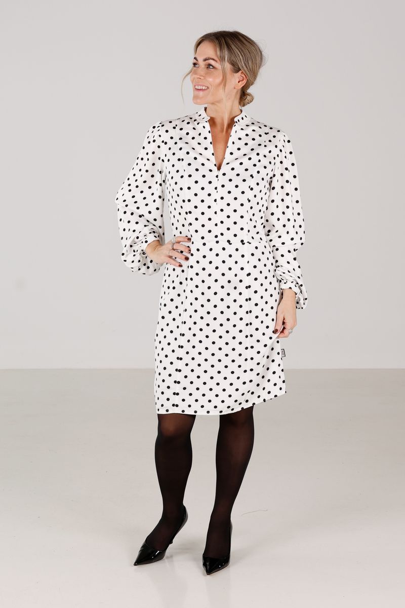 Trazy hvit og sort polkadot kjole