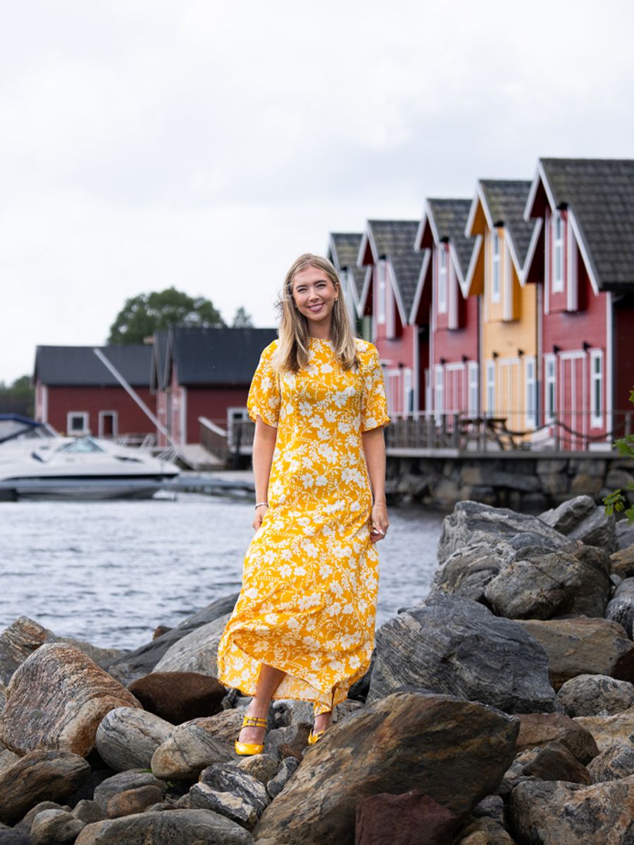 Ulrika okergul og hvit blomstret kjole