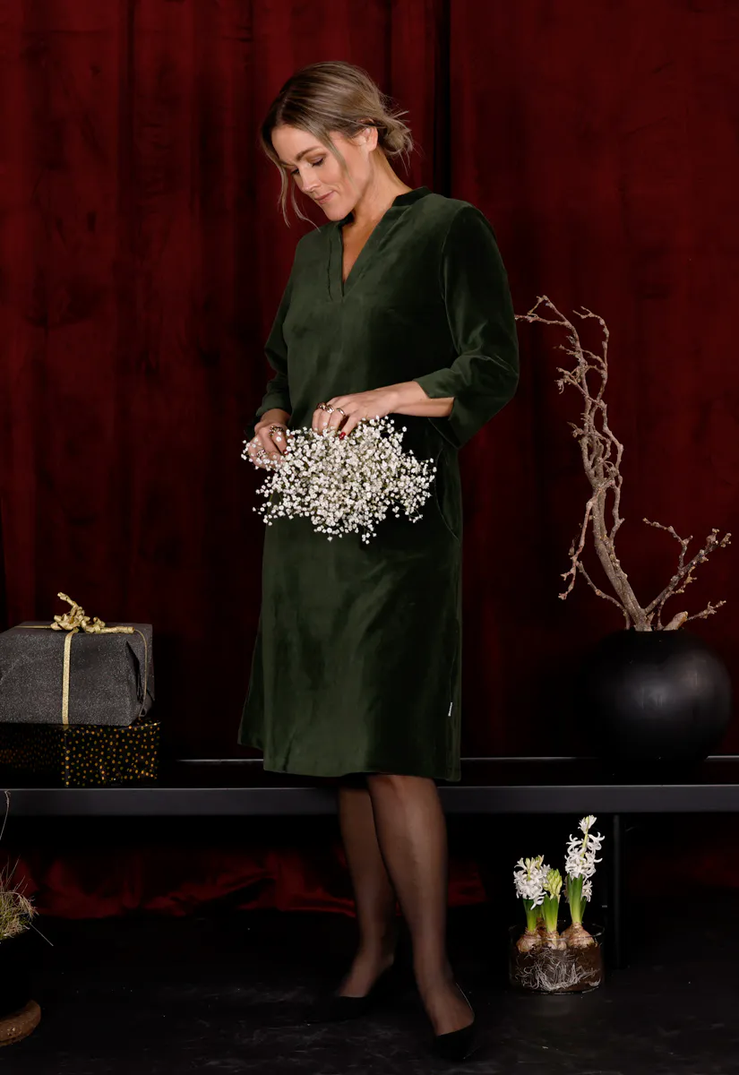 Saga kombogrønn velurkjole med lommer