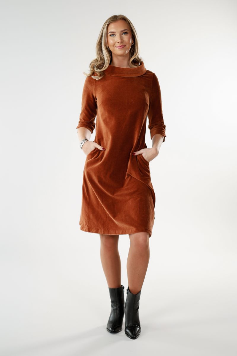 Sanna nugatt kjole i velur